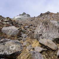 標高2,300m地点の焼岳、ゴロゴロした岩が散らばる急峻な斜面の写真