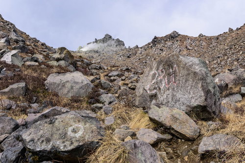 標高2,300m地点の焼岳、ゴロゴロした岩が散らばる急峻な斜面