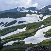 大雪山旭岳の万年雪と雪渓が残る山岳風景と登山トレッキングコースの写真
