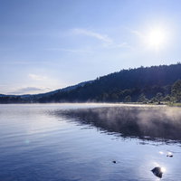 霧が立ち上がる尾瀬沼と燧ヶ岳の山並み、登山ハイキング風景の写真