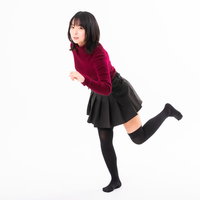 てっててーと走り出す赤トップスの女性のダッシュポーズの写真