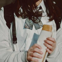 チェック柄リボンが映える制服姿で食べ歩きの写真