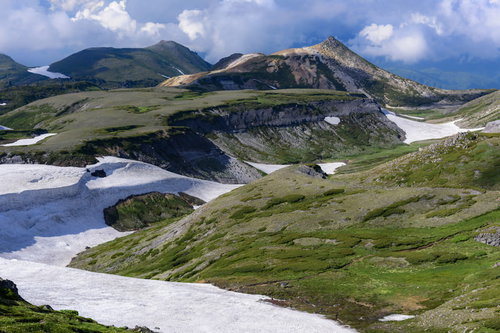 大雪山旭岳の割れた大地と雪渓が描く北海道の雄大な高山風景