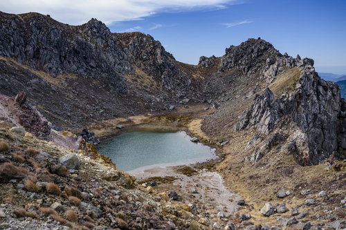 焼岳山頂の火山性岩に囲まれた火山湖と火口地形