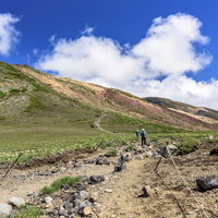 大雪山の登山道を歩く登山者たち・旭岳の山肌を進むの写真