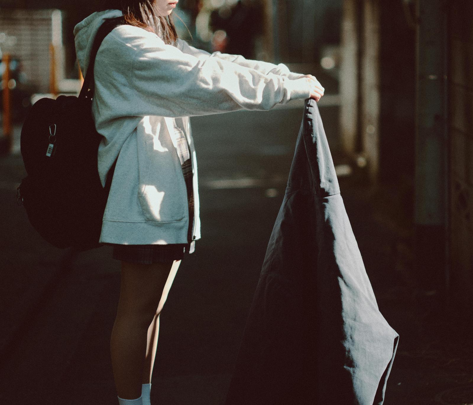 放課後の通学路でジーンズを持ち上げて喜ぶ女子高生