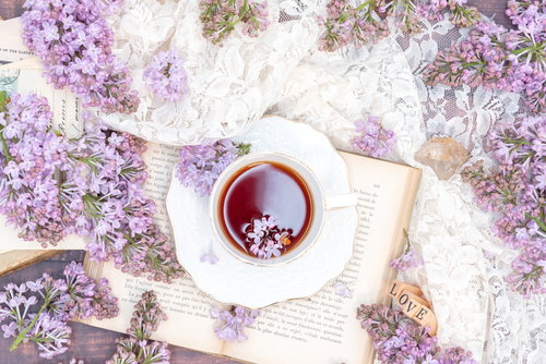 レースに紛れたLOVEの文字、ライラックとティーカップ