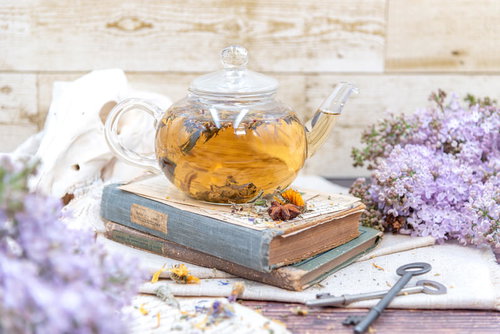 ラベンダーと洋書に囲まれたハーブティーのティーポット