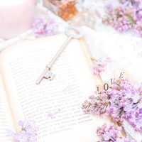 LOVEの雑貨とライラックの花に囲まれた洋書の写真