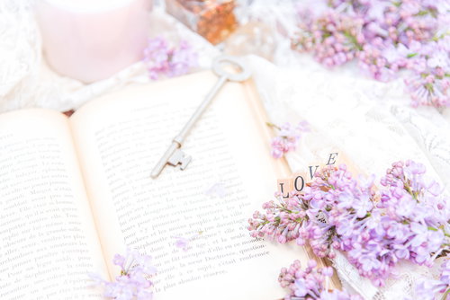 LOVEの雑貨とライラックの花に囲まれた洋書