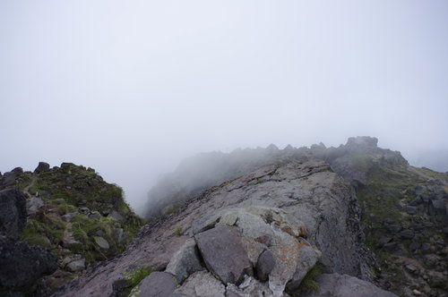 ガスに包まれた日光白根山山頂の岩稜帯と稜線