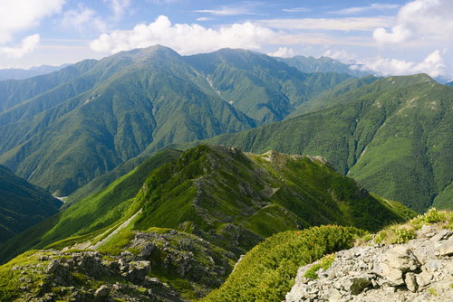 南アルプス南部・塩見岳遠景の山々と雲海が織りなす絶景