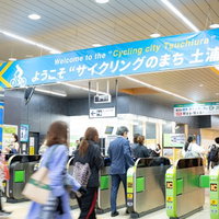 土浦駅の改札を通る人々の写真