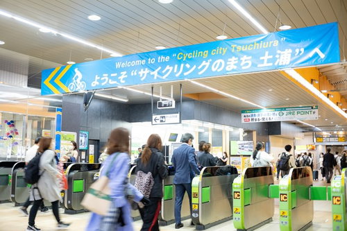 土浦駅の改札を通る人々