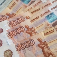 5千ルーブル紙幣が4枚重なった状態の通貨の写真