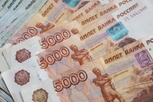 5千ルーブル紙幣が4枚重なった状態の通貨