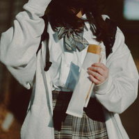 制服姿で買い食いを楽しむ女子高生の写真