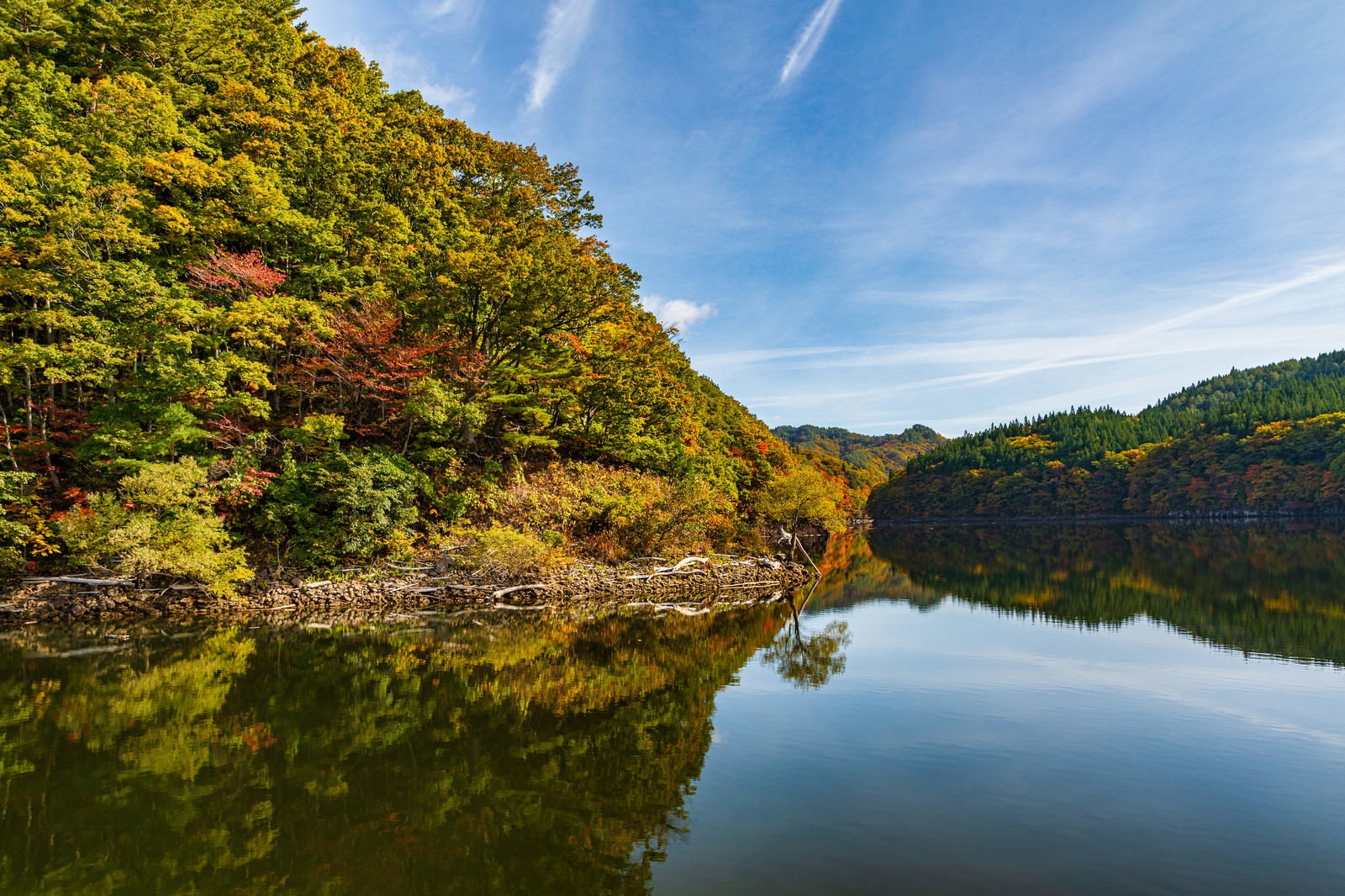 太平湖の静かな湖面に映る秋の紅葉と青空