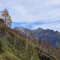 焼岳から見る穂高連峰と北アルプスの山並みの写真