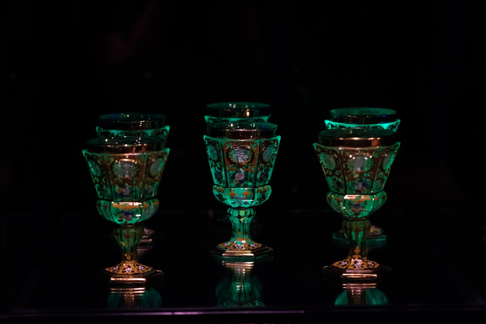 川岸に立つ甚平姿の子どもたち