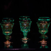 川岸に立つ甚平姿の子どもたちの写真