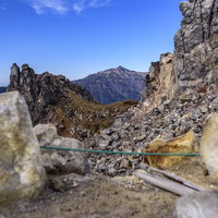 焼岳から見える笠ヶ岳の岩場とロープ、飛騨山脈の眺望の写真
