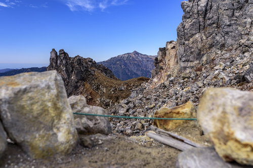 焼岳から見える笠ヶ岳の岩場とロープ、飛騨山脈の眺望