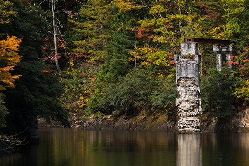 朽ちた森林鉄道の橋脚と小又峡の秋景色～北秋田市の歴史遺産