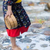 鏡野町に伝わる足踏み洗濯を行う女性の伝統的な洗濯風景の写真