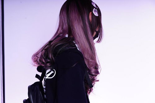 闇属性の地雷系黒パープルちゃんの後ろ姿｜推し活女子