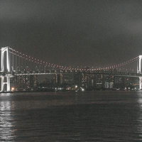 深夜のレインボーブリッジを高感度撮影した東京湾の夜景の写真