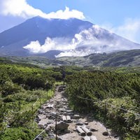 姿見から見る旭岳（あさひだけ）の登山道の写真