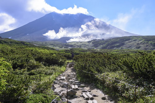 姿見から見る旭岳（あさひだけ）の登山道