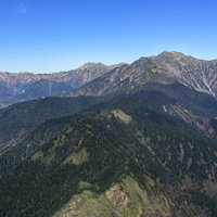 焼岳の山荘と穂高岳の北アルプスの雄大な山並み風景の写真