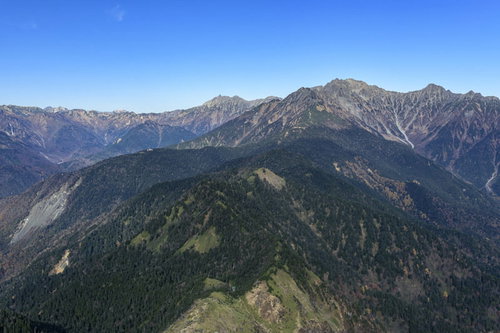 焼岳の山荘と穂高岳の北アルプスの雄大な山並み風景