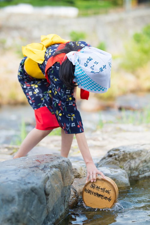 鏡野町の吉井川で温泉のお湯を使った足踏み洗濯