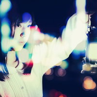 ランタンを持った女性（フォトモンタージュ・ネオン光）の写真