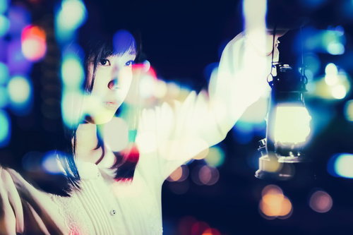 ランタンを持った女性（フォトモンタージュ・ネオン光）