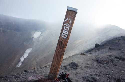 大雪山・旭岳8合目に立つ登山道の木碑と雲海の景色