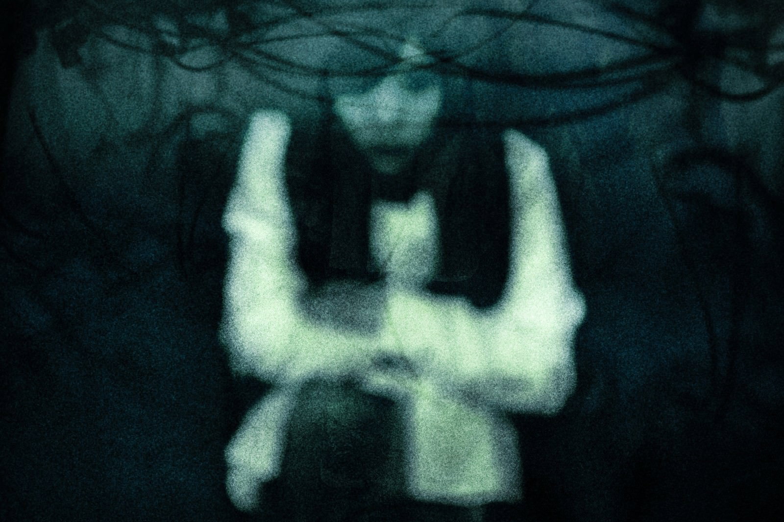 夜にランタンを持つ白服の女性［モデル：河村友歌］