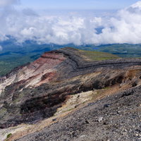 大雪山旭岳のえぐれた大地と岩肌 北海道の雄大な火山地形の写真