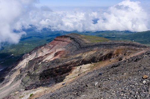 大雪山旭岳のえぐれた大地と岩肌 北海道の雄大な火山地形