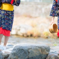 鏡野町で足踏み洗濯を体験する浴衣姿の女性たちの写真