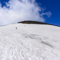 北海道の100名山・旭岳の大雪渓と山々の風景の写真