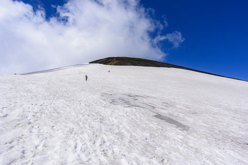 北海道の100名山・旭岳の大雪渓と山々の風景