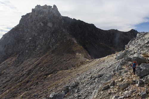 焼岳山頂の岩稜帯を歩く登山者の登山風景