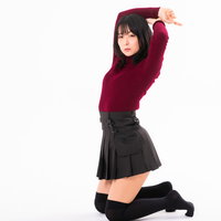 床に膝をついて両手を上げるストレッチポーズをとる女性の写真
