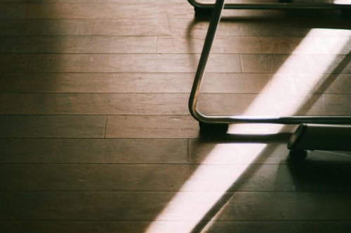 フローリングに置かれた椅子の脚部分