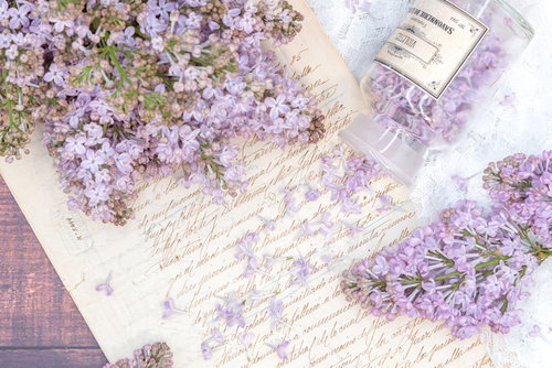 ライラックの花びらと白い便箋を使った春の雑貨
