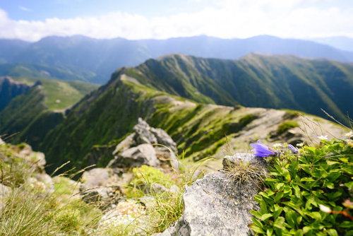 塩見岳の山頂から見る南アルプス北部の山稜と登山道